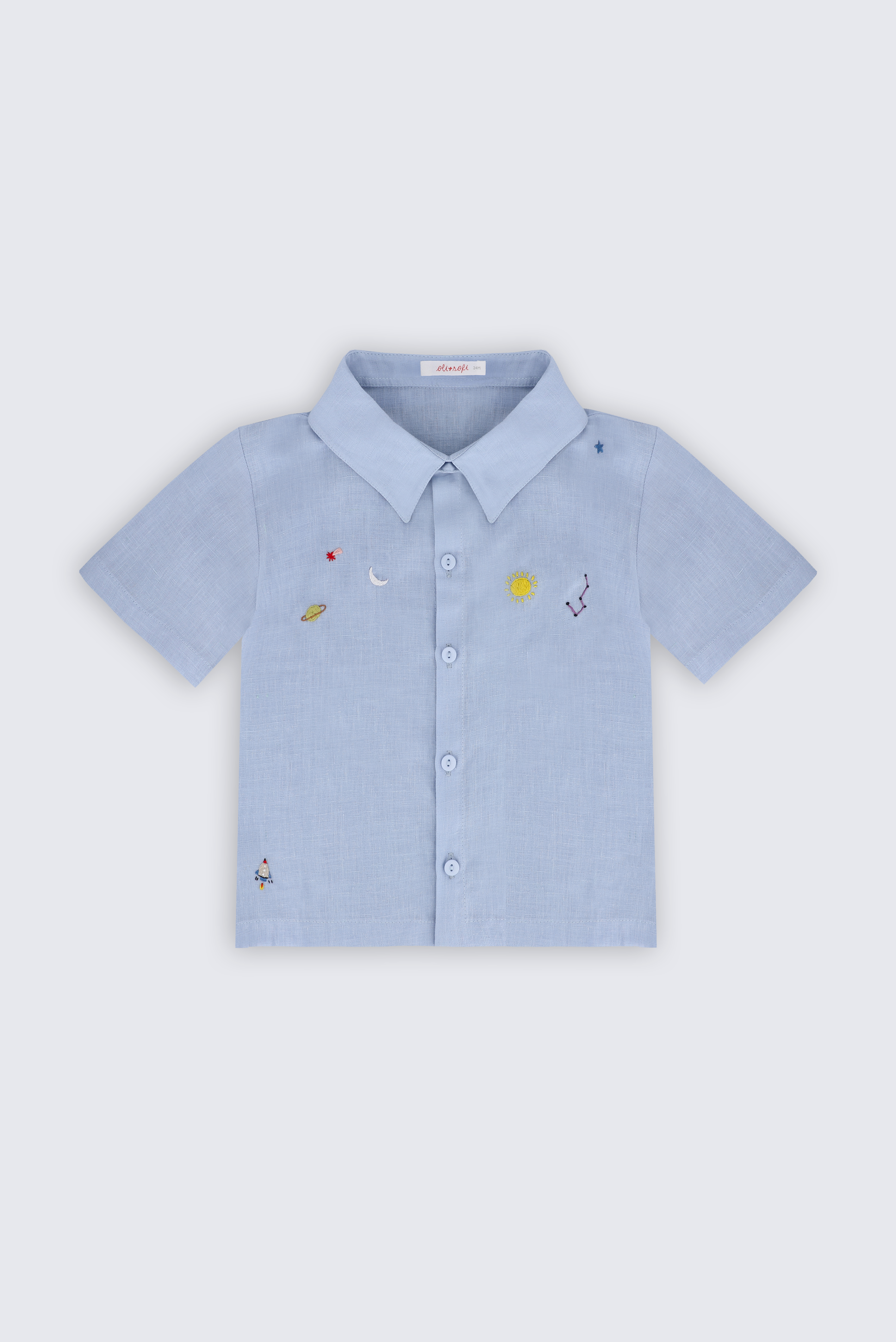 Camisa infantil para menino em puro linho azul claro com bordado à mão de sol, lua, planeta, estrelas e foguete, vista frontal.