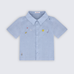 Camisa infantil para menino em puro linho azul claro com bordado à mão de sol, lua, planeta, estrelas e foguete, vista frontal.