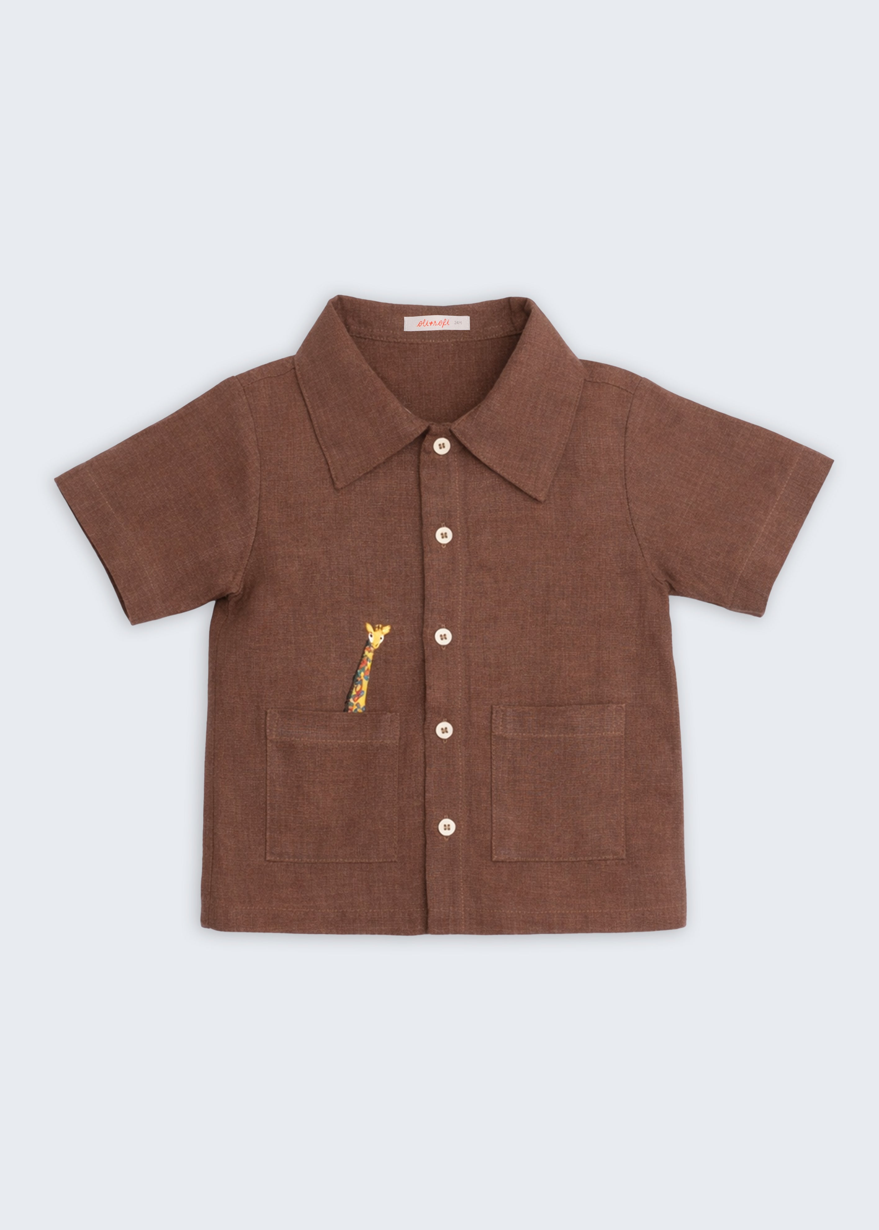 Camisa infantil de menino em linho marrom com bolsos frontais e bordado artesanal de girafa.