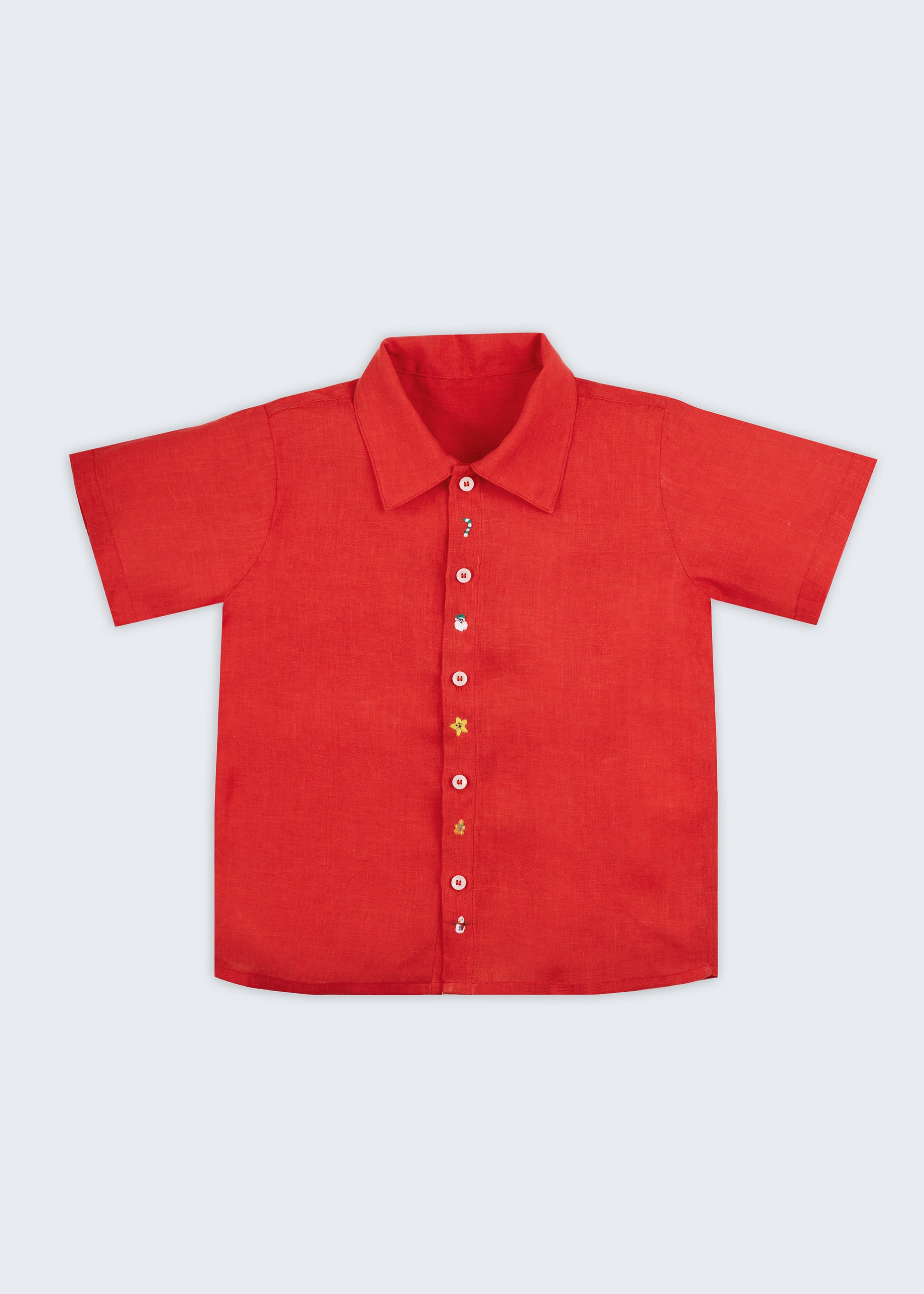 Vista frontal da camisa infantil menino em linho vermelho com pequenos bordados à mão natalinos.