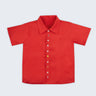Vista frontal da camisa infantil menino em linho vermelho com pequenos bordados à mão natalinos.
