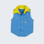 Camisa infantil em linho azul com gola amarelo lima e bordado de barquinhos coloridos espalhados pela pala, ombro e bolso, para meninos e meninas; vista de frente.