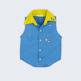 Camisa infantil em linho azul com gola amarelo lima e bordado de barquinhos coloridos espalhados pela pala, ombro e bolso, para meninos e meninas; vista de frente.