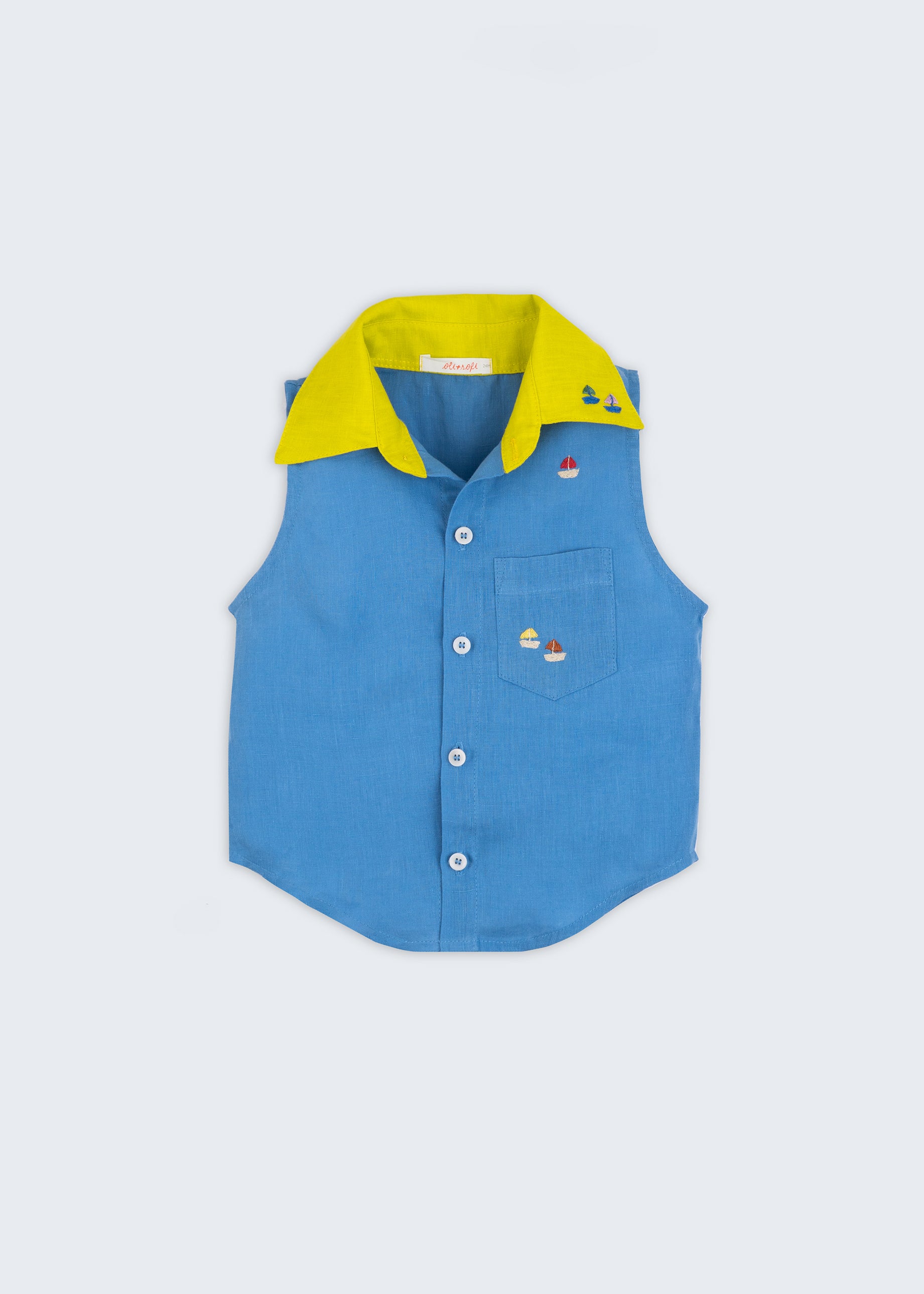 Camisa infantil em linho azul com gola amarelo lima e bordado de barquinhos coloridos espalhados pela pala, ombro e bolso, para meninos e meninas; vista de frente.