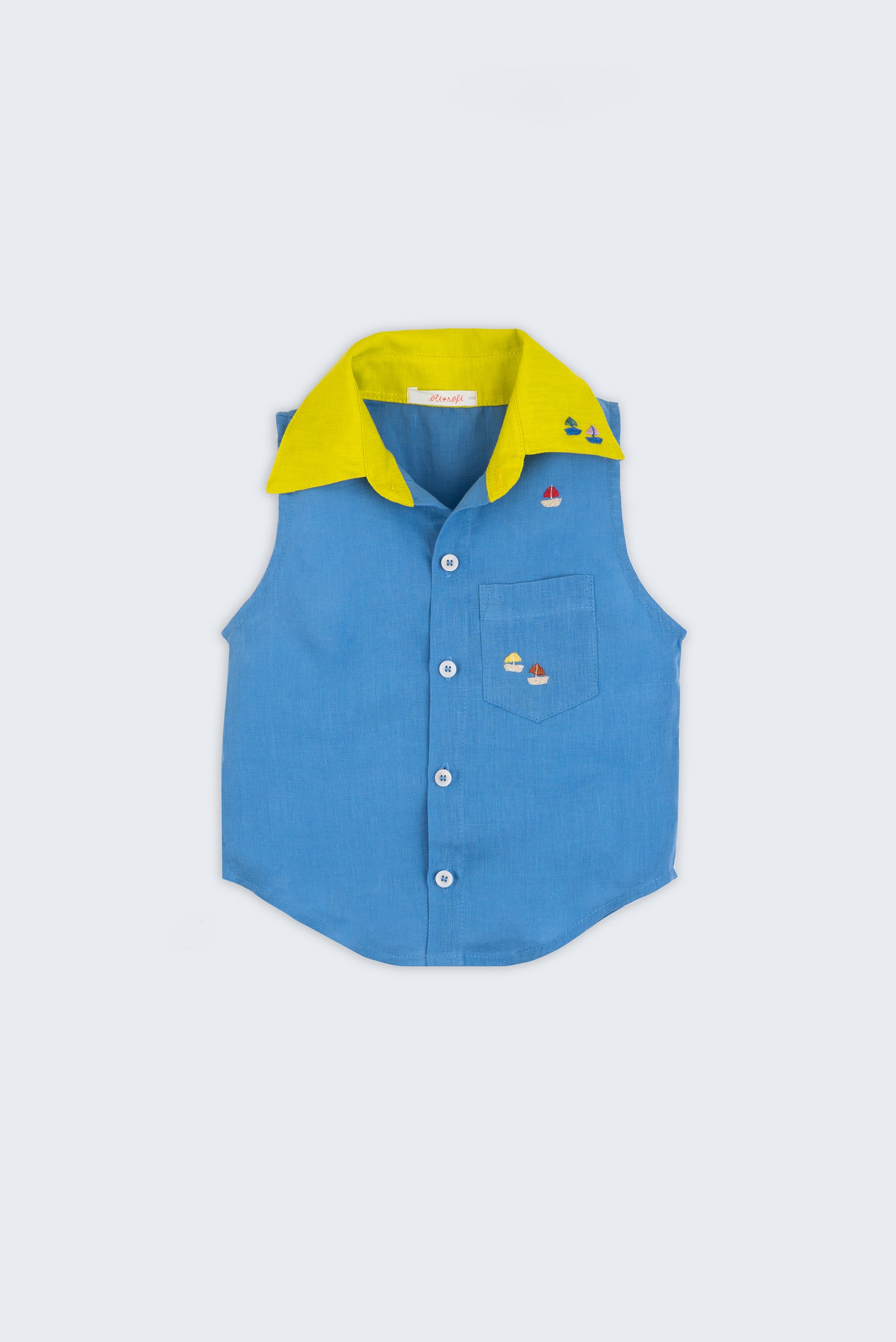 Camisa infantil em linho azul com gola amarelo lima e bordado de barquinhos coloridos espalhados pela pala, ombro e bolso, para meninos e meninas; vista de frente.