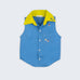Camisa infantil em linho azul com gola amarelo lima e bordado de barquinhos coloridos espalhados pela pala, ombro e bolso, para meninos e meninas; vista de frente.
