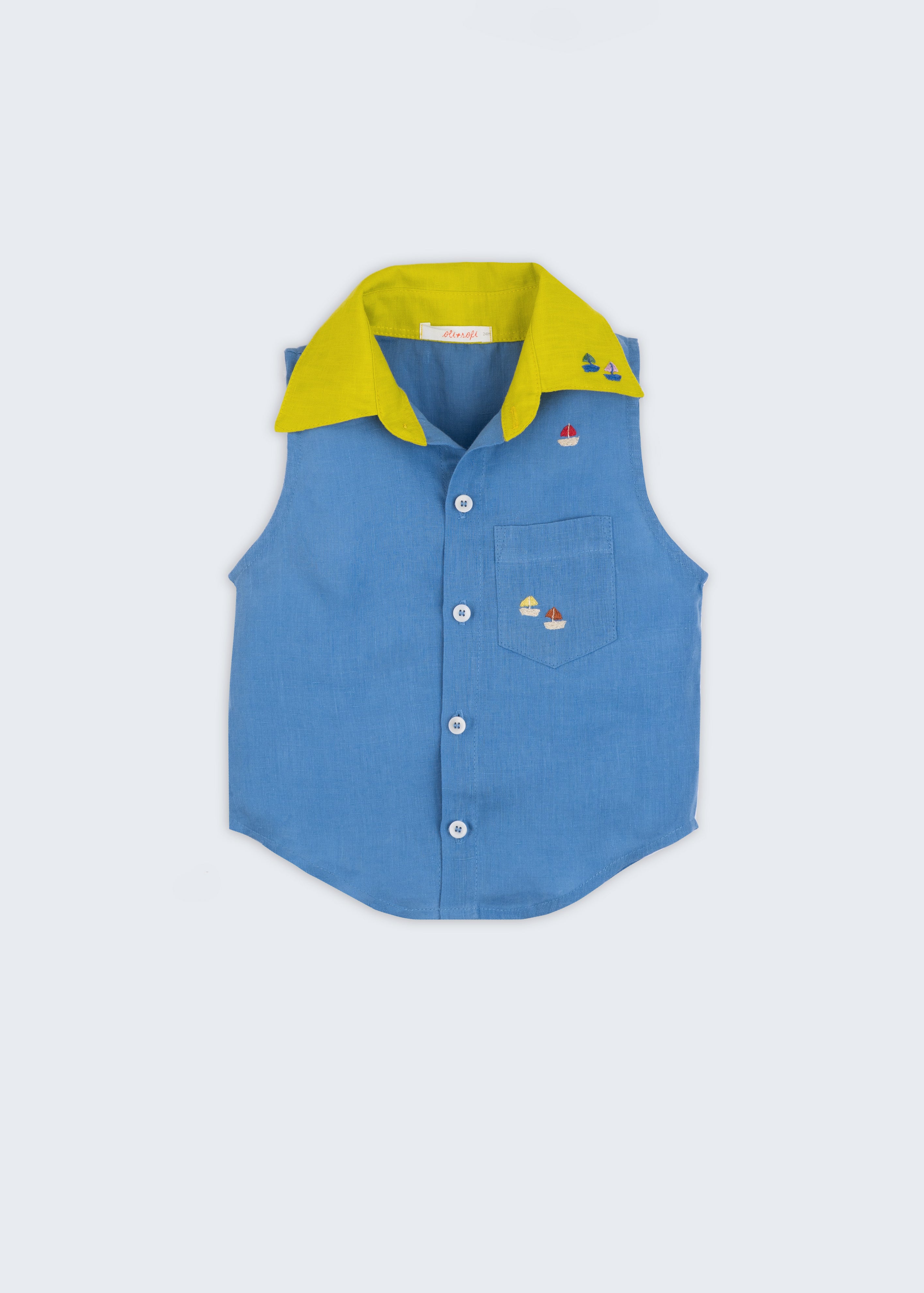 Camisa infantil em linho azul com gola amarelo lima e bordado de barquinhos coloridos espalhados pela pala, ombro e bolso, para meninos e meninas; vista de frente.