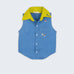 Camisa infantil em linho azul com gola amarelo lima e bordado de barquinhos coloridos espalhados pela pala, ombro e bolso, para meninos e meninas; vista de frente.