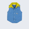 Camisa infantil em linho azul com gola amarelo lima e bordado de barquinhos coloridos espalhados pela pala, ombro e bolso, para meninos e meninas; vista de frente.