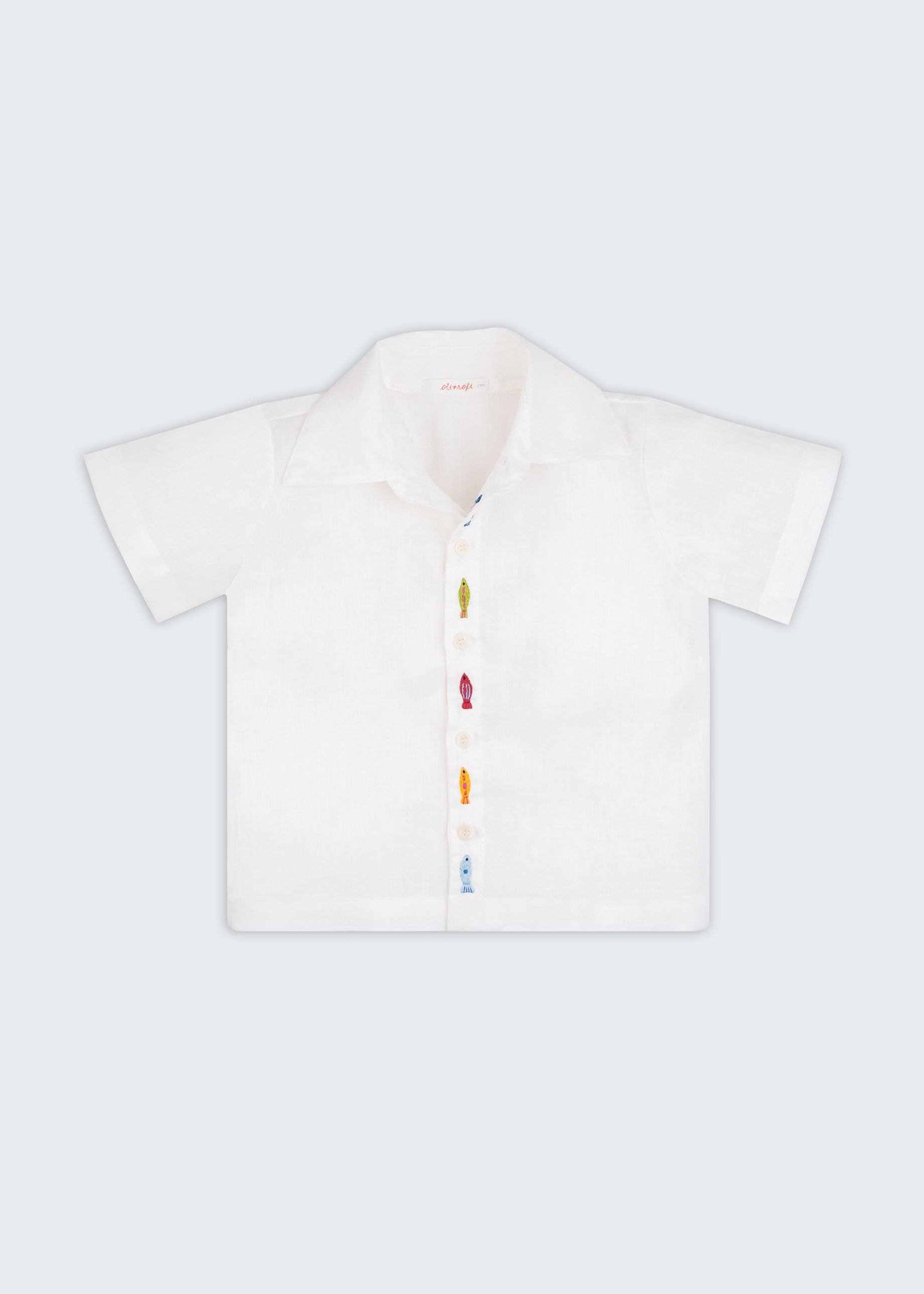 Camisa infantil em linho branco com bordados de peixes coloridos alinhados verticalmente entre os botões, vista de frente.