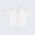 Camisa infantil em linho branco com bordados de peixes coloridos alinhados verticalmente entre os botões, vista de frente.