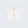 Camisa infantil em linho branco com bordados de peixes coloridos alinhados verticalmente entre os botões, vista de frente.