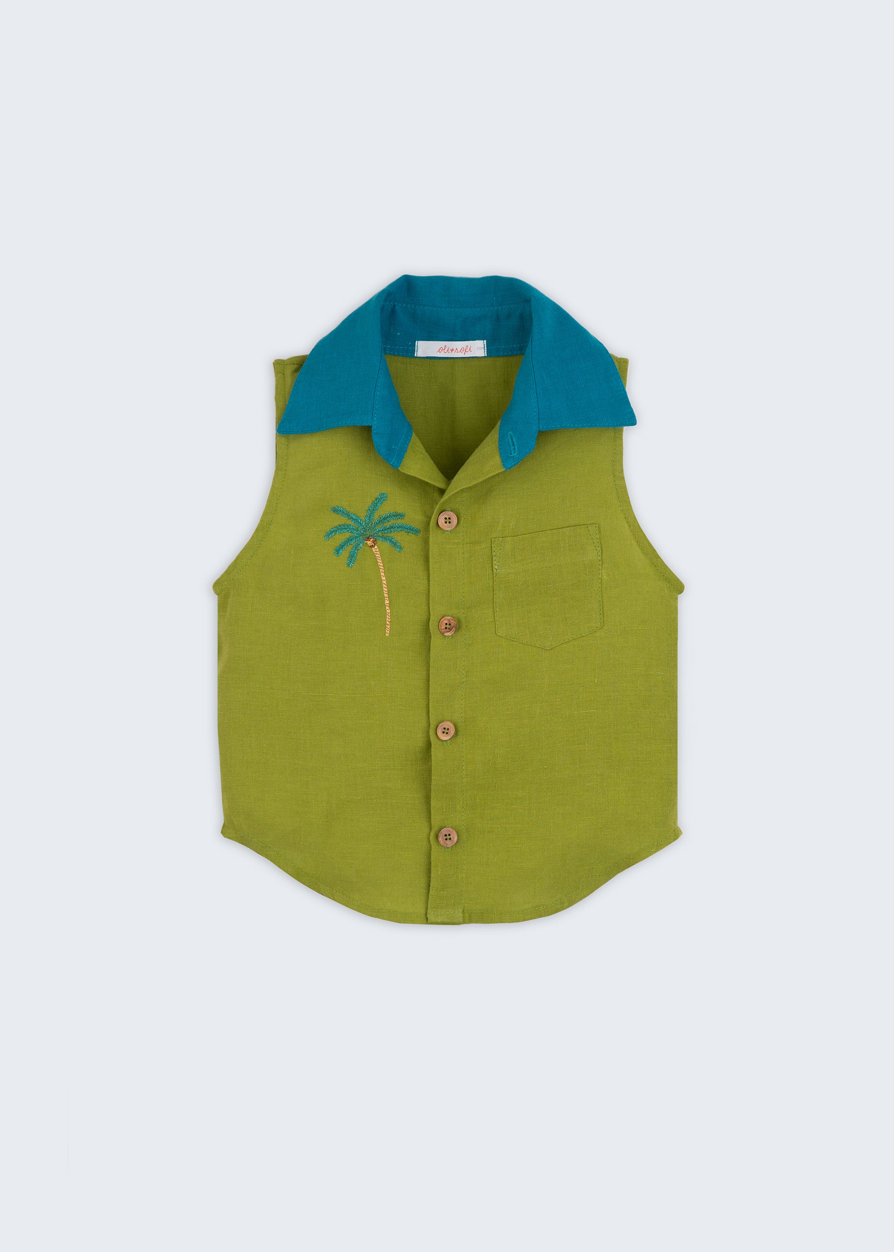 Camisa infantil em linho verde com gola azul petróleo e bordado no peito de coqueiro tropical feito à mão, para meninos e meninas; vista de frente.