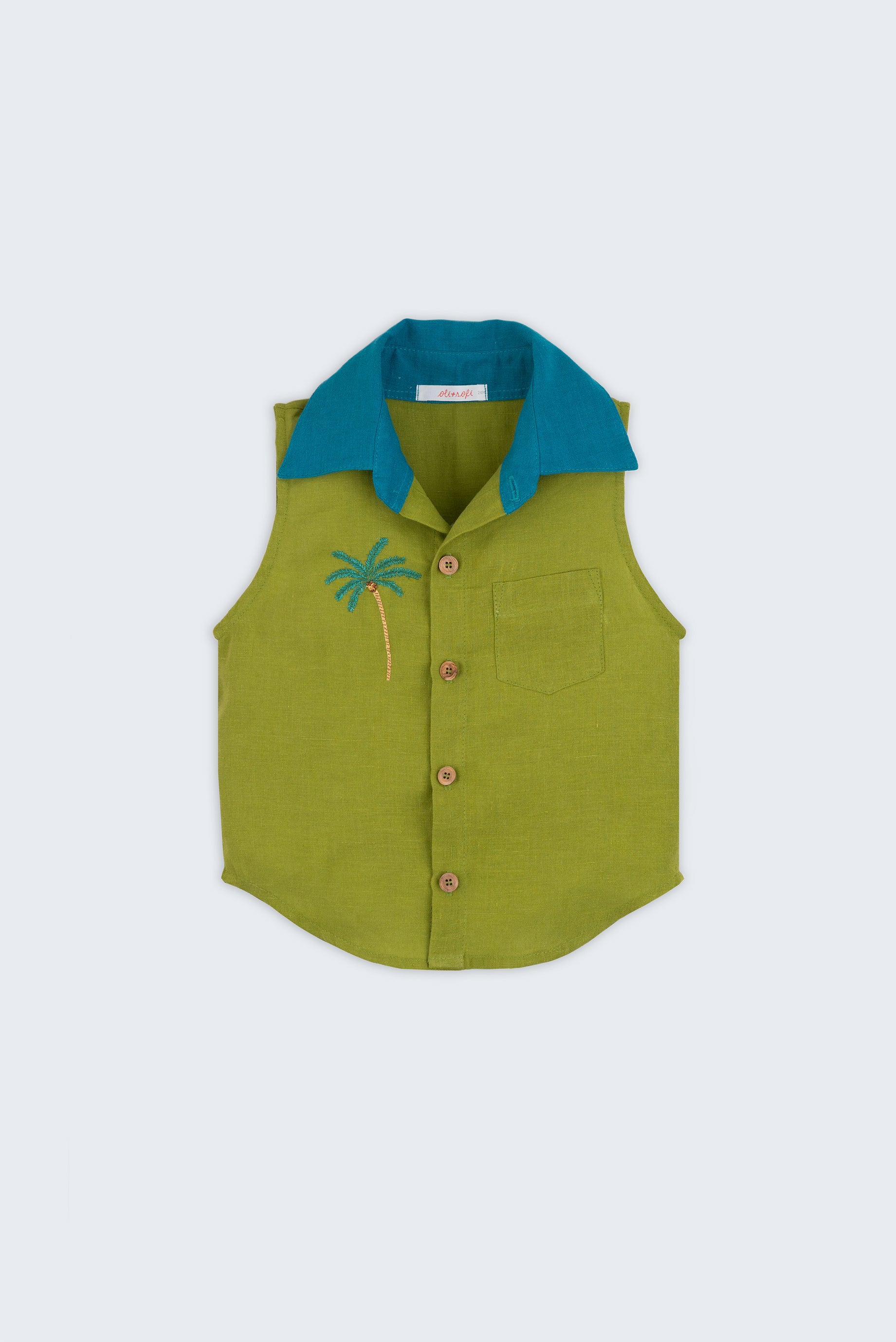 Camisa infantil em linho verde com gola azul petróleo e bordado no peito de coqueiro tropical feito à mão, para meninos e meninas; vista de frente.