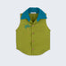Camisa infantil em linho verde com gola azul petróleo e bordado no peito de coqueiro tropical feito à mão, para meninos e meninas; vista de frente.