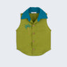 Camisa infantil em linho verde com gola azul petróleo e bordado no peito de coqueiro tropical feito à mão, para meninos e meninas; vista de frente.