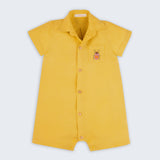 Macacão infantil unissex em linho amarelo com bordado de besouro, visto de frente.