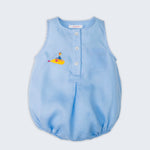 Vista frontal do maquinho de bebê (romper) em linho azul com bordado manual de submarino amarelo, inspirado na canção Yellow Submarine, dos Beatles, para meninos e meninas.