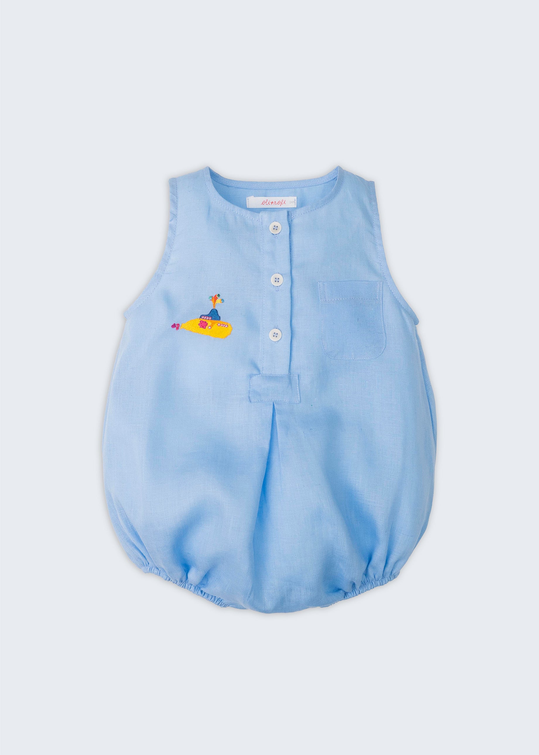 Vista frontal do maquinho de bebê (romper) em linho azul com bordado manual de submarino amarelo, inspirado na canção Yellow Submarine, dos Beatles, para meninos e meninas.