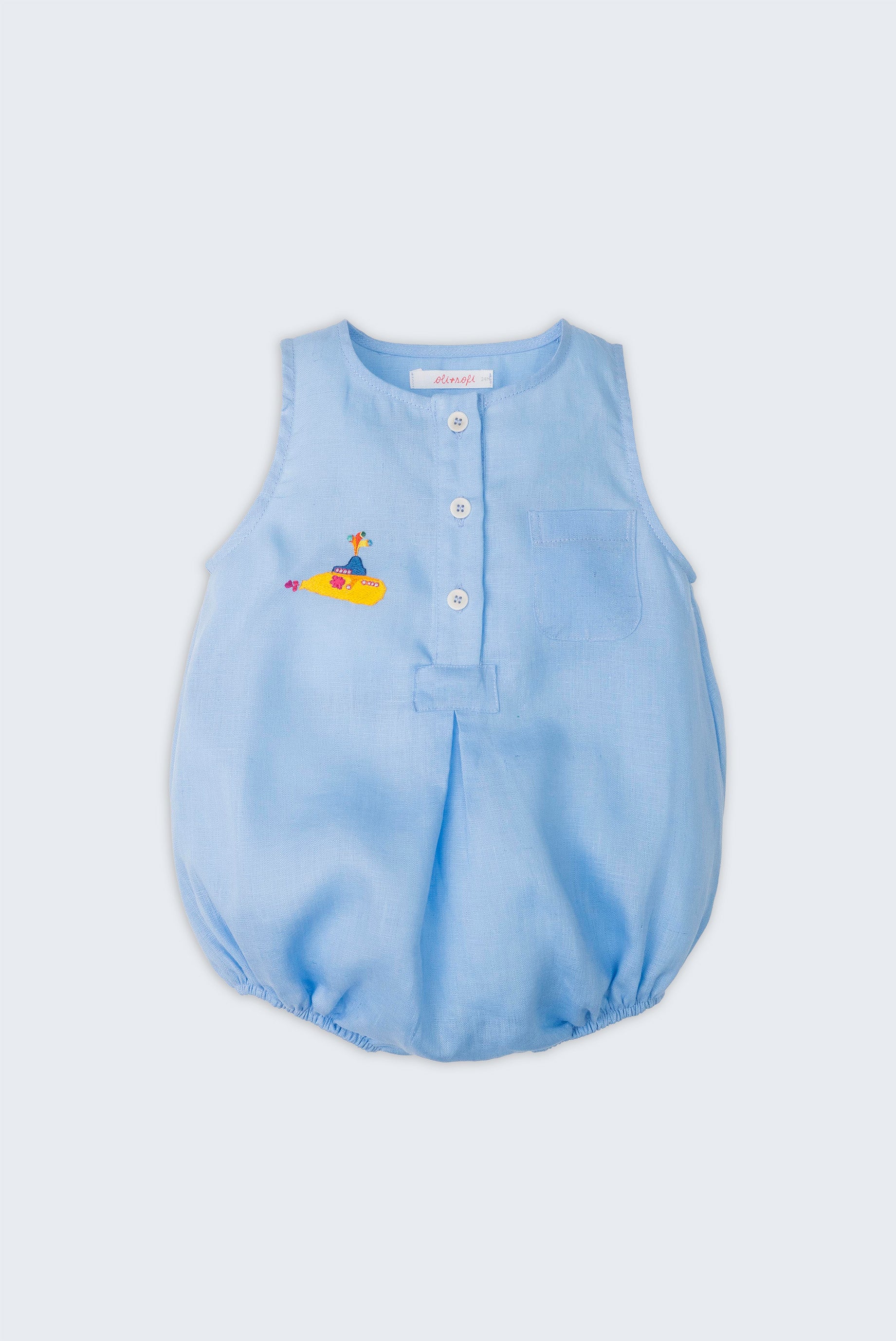 Vista frontal do maquinho de bebê (romper) em linho azul com bordado manual de submarino amarelo, inspirado na canção Yellow Submarine, dos Beatles, para meninos e meninas.