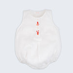 Macacão curto de bebê (romper) em linho branco para meninos e meninas com bordado de polvo e lagosta, visto de frente.