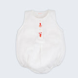 Macacão curto de bebê (romper) em linho branco para meninos e meninas com bordado de polvo e lagosta, visto de frente.