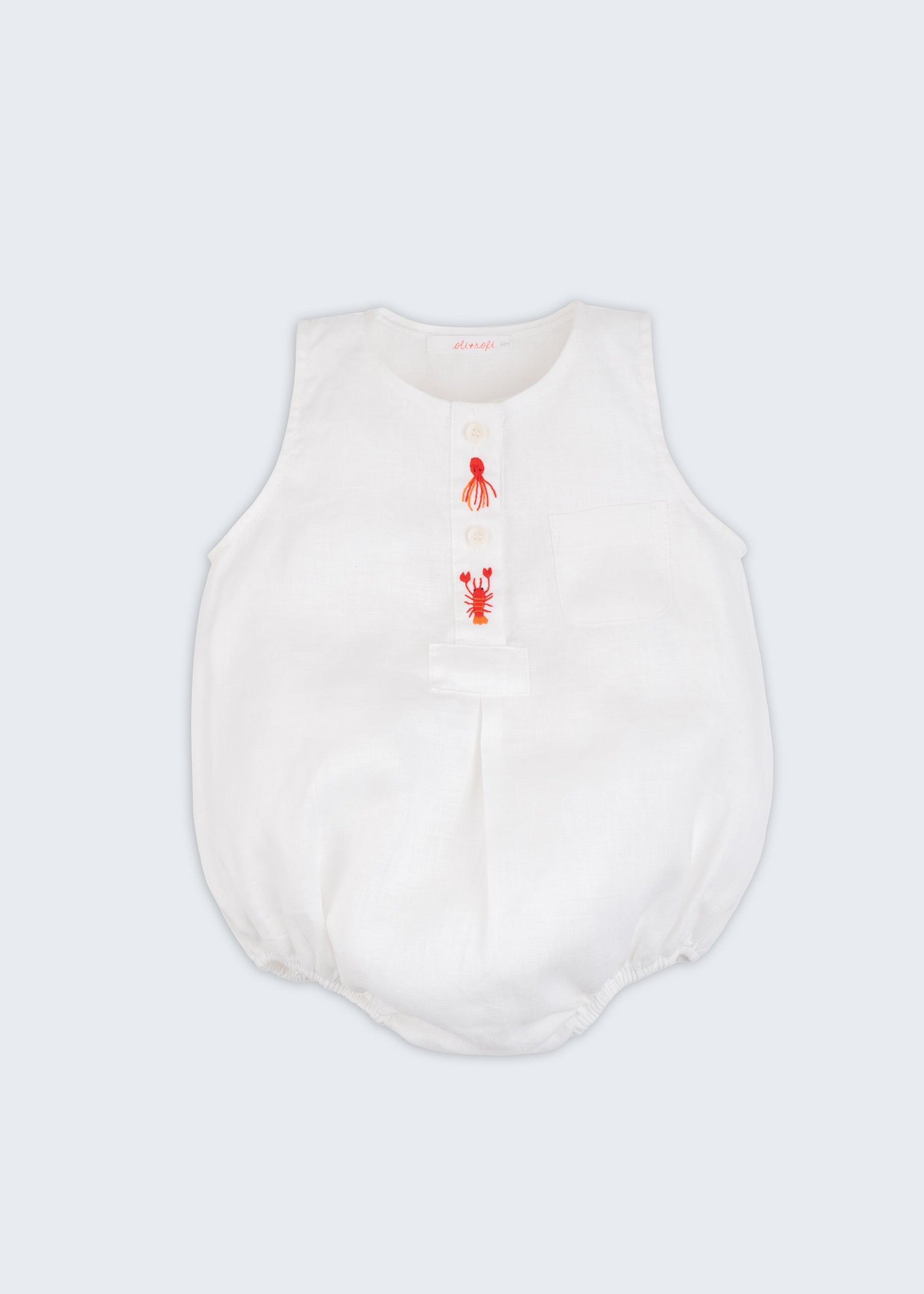 Macacão curto de bebê (romper) em linho branco para meninos e meninas com bordado de polvo e lagosta, visto de frente.