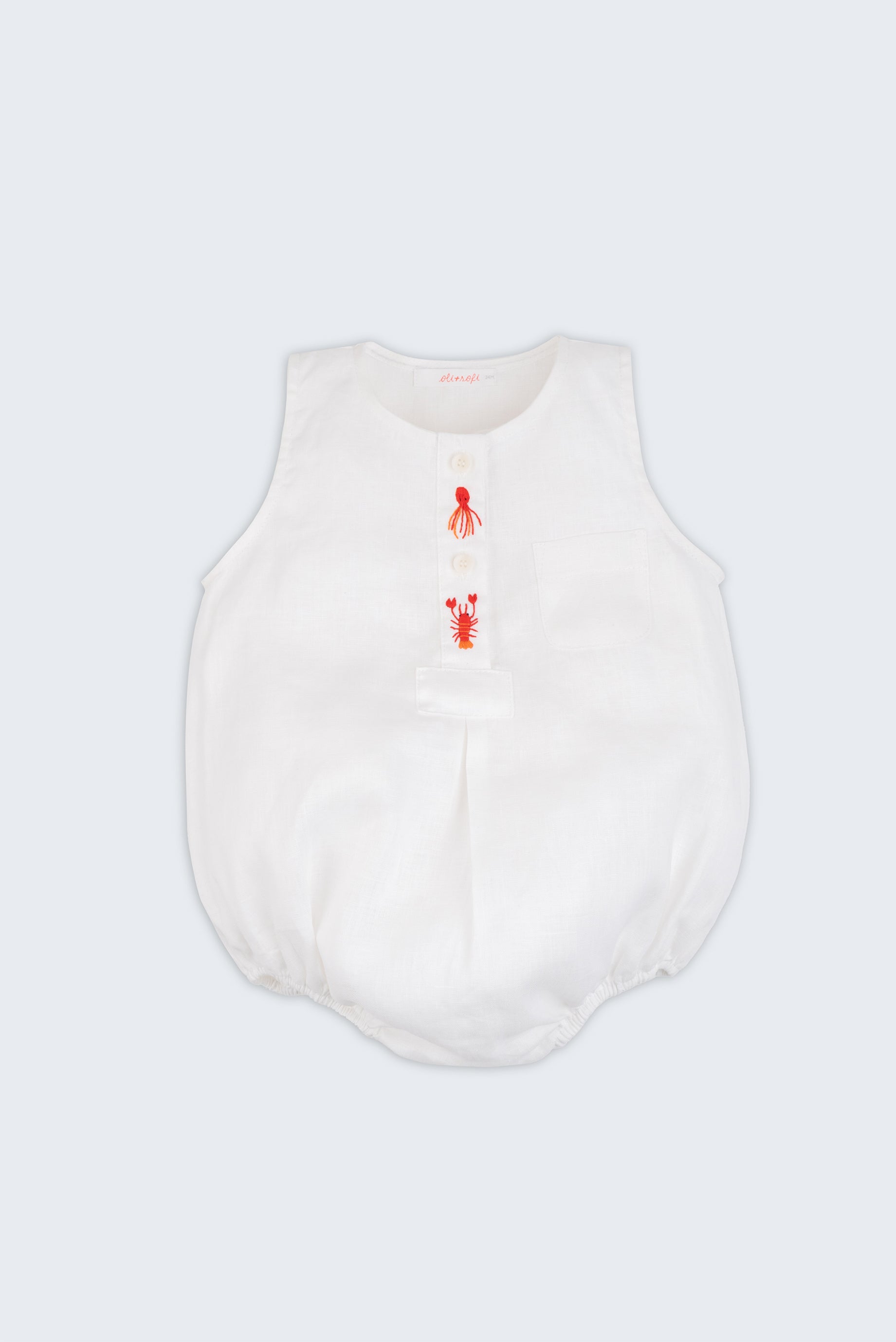 Macacão curto de bebê (romper) em linho branco para meninos e meninas com bordado de polvo e lagosta, visto de frente.