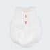 Macacão curto de bebê (romper) em linho branco para meninos e meninas com bordado de polvo e lagosta, visto de frente.