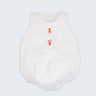 Macacão curto de bebê (romper) em linho branco para meninos e meninas com bordado de polvo e lagosta, visto de frente.