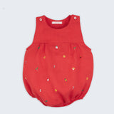 Macaquinho de bebê em linho vermelho com bordado natalino à mão de estrelas, anjinhos, Papai Noel e bengalas de hortelã.