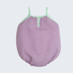 Romper de bebê menina em linho lilás de alcinhas em viés verde, com fechamento em gota nas costas.