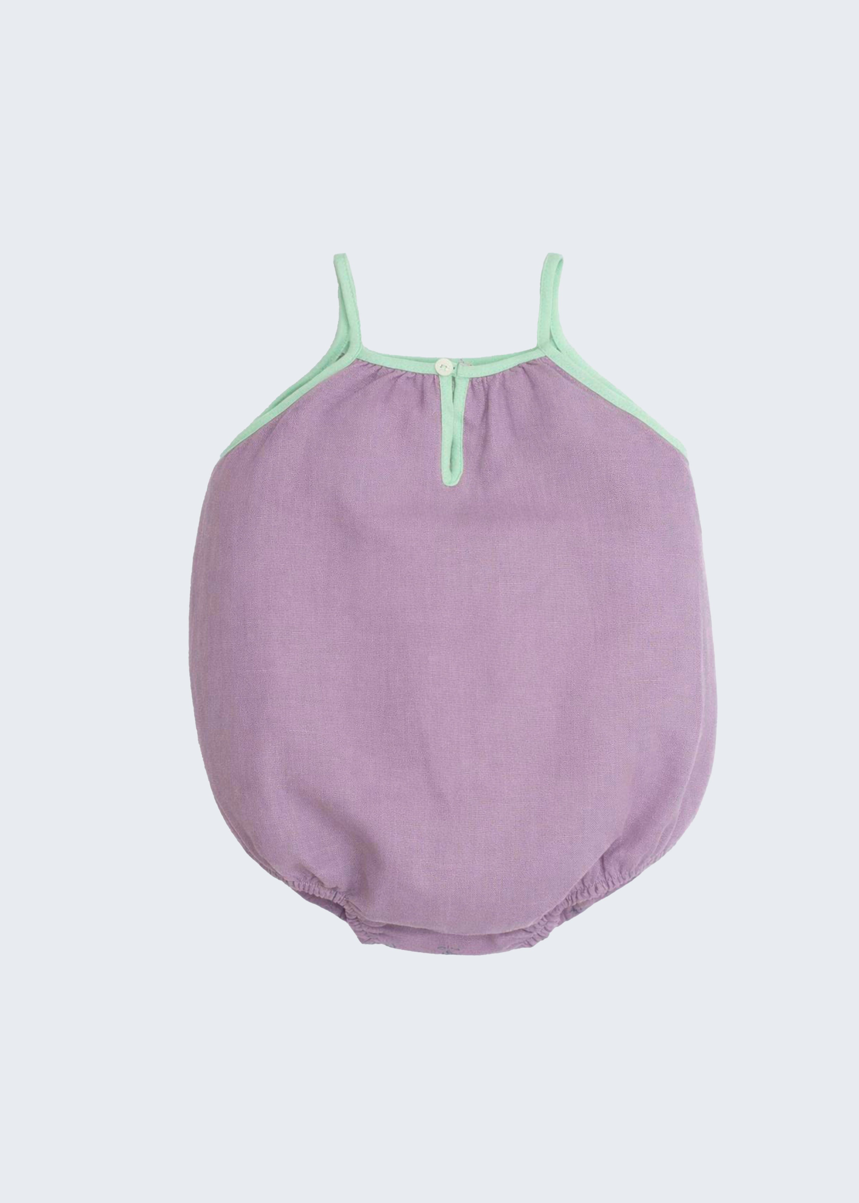 Romper de bebê menina em linho lilás de alcinhas em viés verde, com fechamento em gota nas costas.