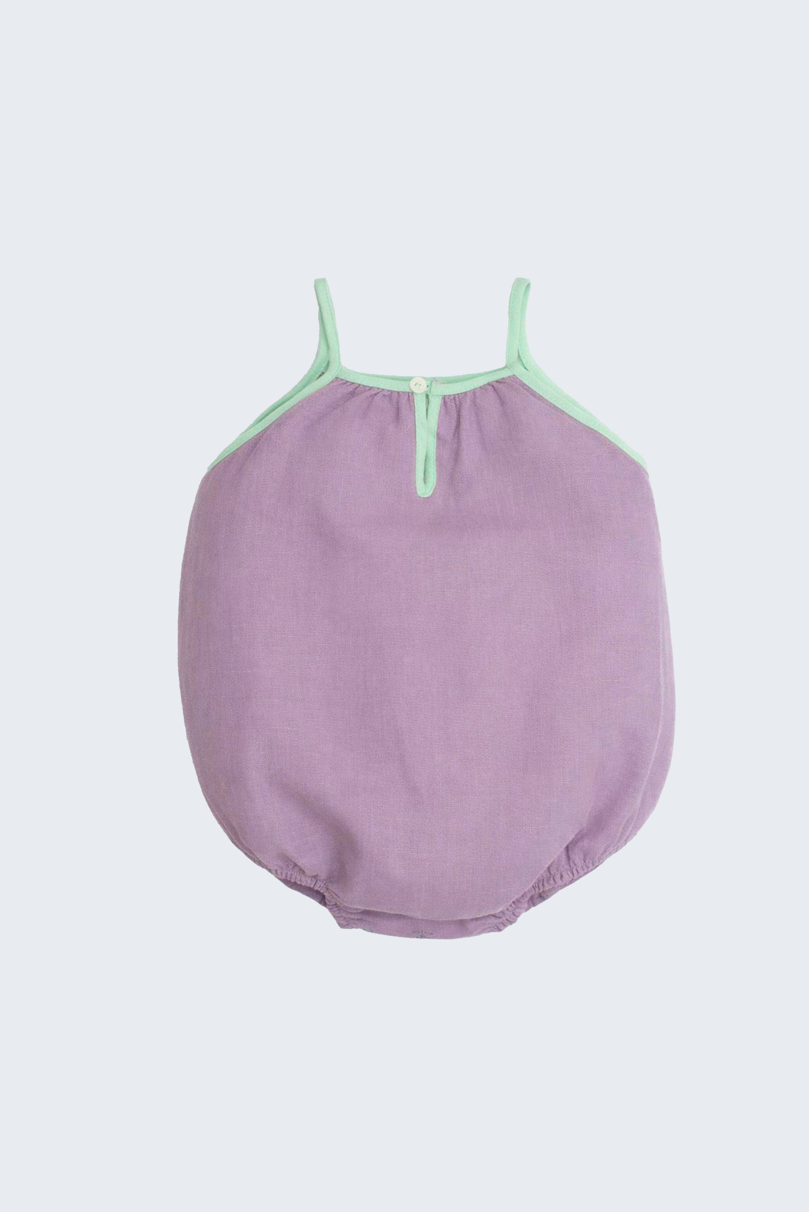 Romper de bebê menina em linho lilás de alcinhas em viés verde, com fechamento em gota nas costas.
