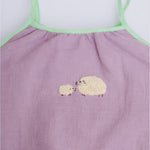 Detalhe do bordado à mão de duas ovelhinhas em macaquinho infantil lilás para bebê menina.