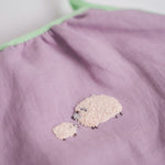 Bordado artesanal de ovelha e filhote em macaquinho infantil de linho lilás.