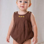 Bebê menino usando macaquinho infantil em linho marrom com bordado à mão de abelhas, também conhecido como romper.