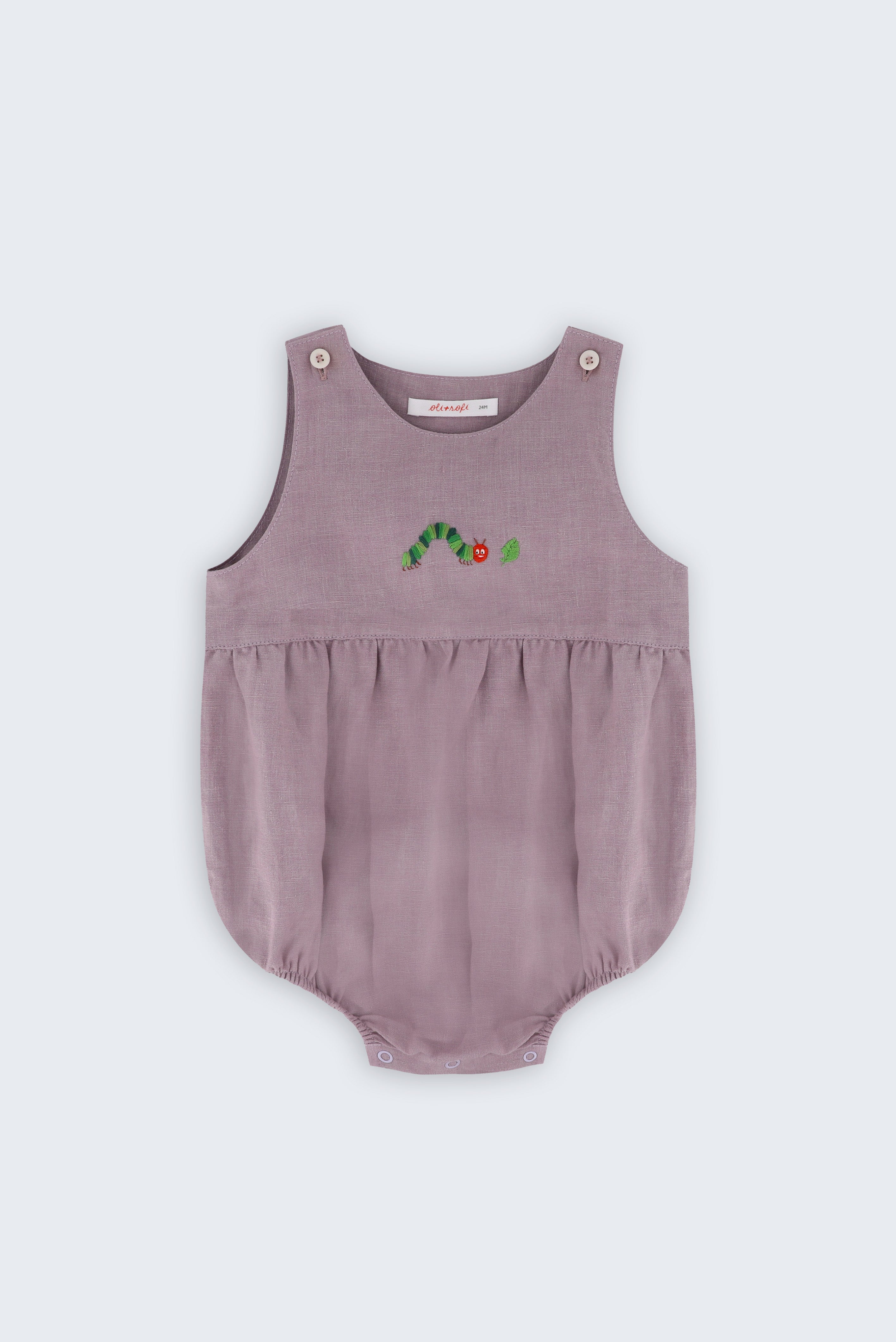 Macaquinho bebê estilo romper em linho lilás com bordado à mão de lagarta comendo folha folha, vista frontal.