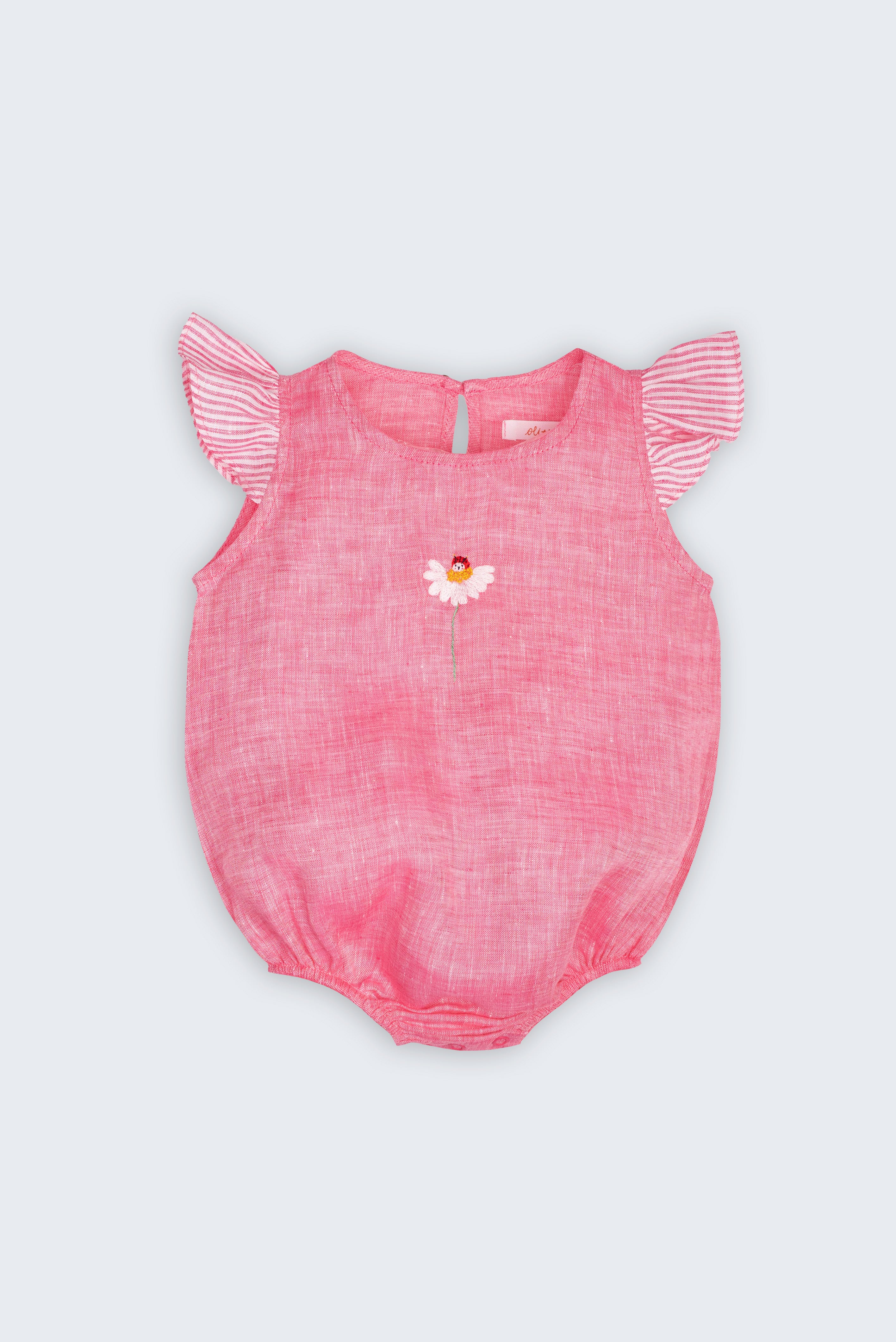 Macaquinho Clara para bebê em 100% linho fio tinto rosa, com mangas em babado listrado, bordado à mão e elástico nas pernas.