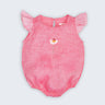 Macaquinho Clara para bebê em 100% linho fio tinto rosa, com mangas em babado listrado, bordado à mão e elástico nas pernas.