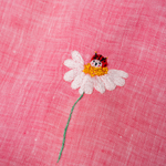 Detalhe de bordado de flor com joaninha do Macaquinho Clara em linho fio tinto rosa