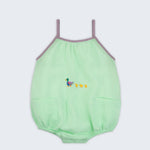 Macaquinho infantil em linho verde menta com alças finas na cor lilás, bolsos frontais e patinhos bordados à mão na altura da barriga, para bebês meninos e meninas.