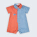 Macaquinho Tiê infantil em 100% linho bicolor coral e azul celeste, com gola contrastante, bolso e baleia bordada à mão.