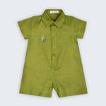 Macaquinho Tiê infantil em 100% linho verde com gola, bolso frontal, botões e onça bordada à mão, vista frontal.