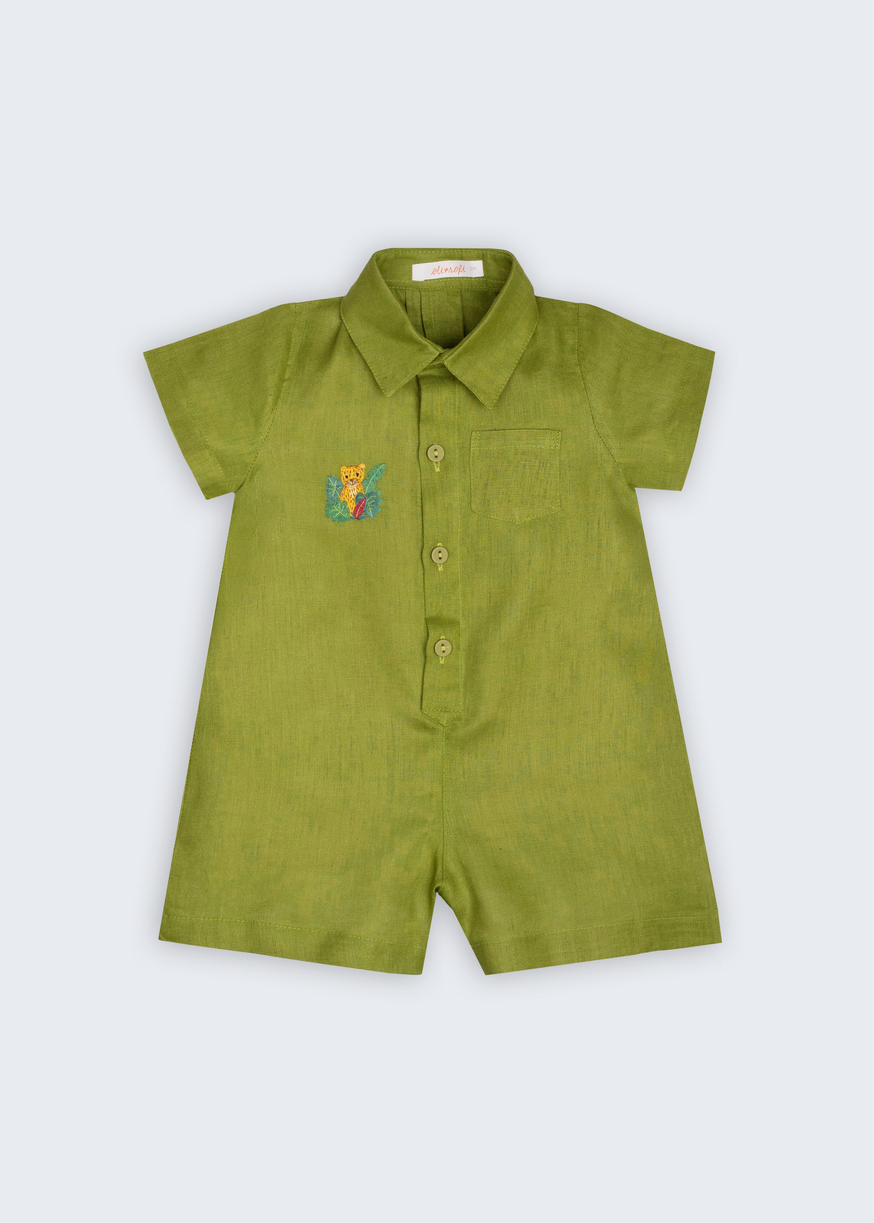 Macaquinho Tiê infantil em 100% linho verde com gola, bolso frontal, botões e onça bordada à mão, vista frontal.