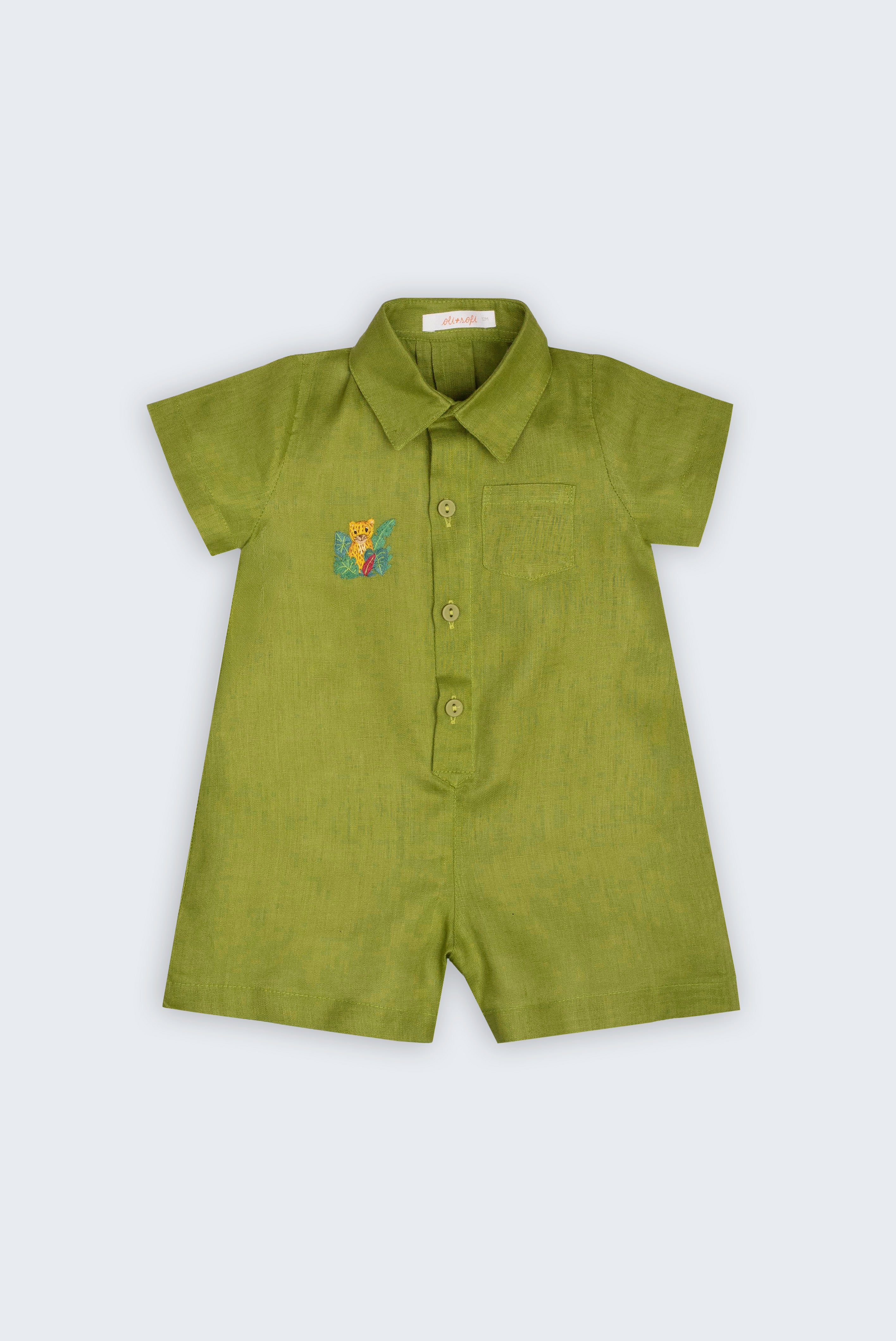 Macaquinho Tiê infantil em 100% linho verde com gola, bolso frontal, botões e onça bordada à mão, vista frontal.