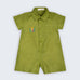 Macaquinho Tiê infantil em 100% linho verde com gola, bolso frontal, botões e onça bordada à mão, vista frontal.