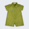 Macaquinho Tiê infantil em 100% linho verde com gola, bolso frontal, botões e onça bordada à mão, vista frontal.