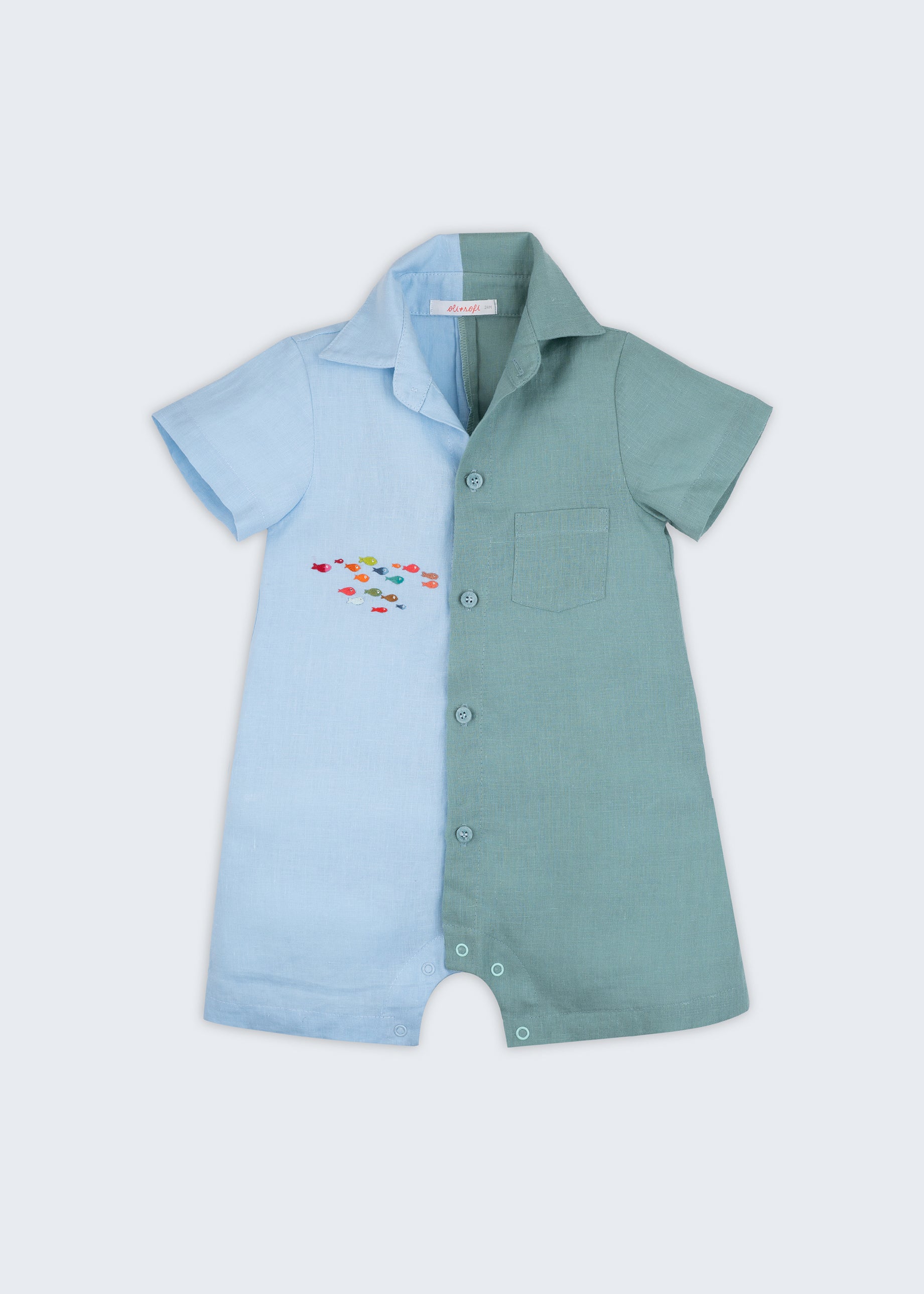 Macaquinho infantil em linho bicolor azul e verde com cardume de peixes bordado à mão, para meninos e meninas; visto de frente.