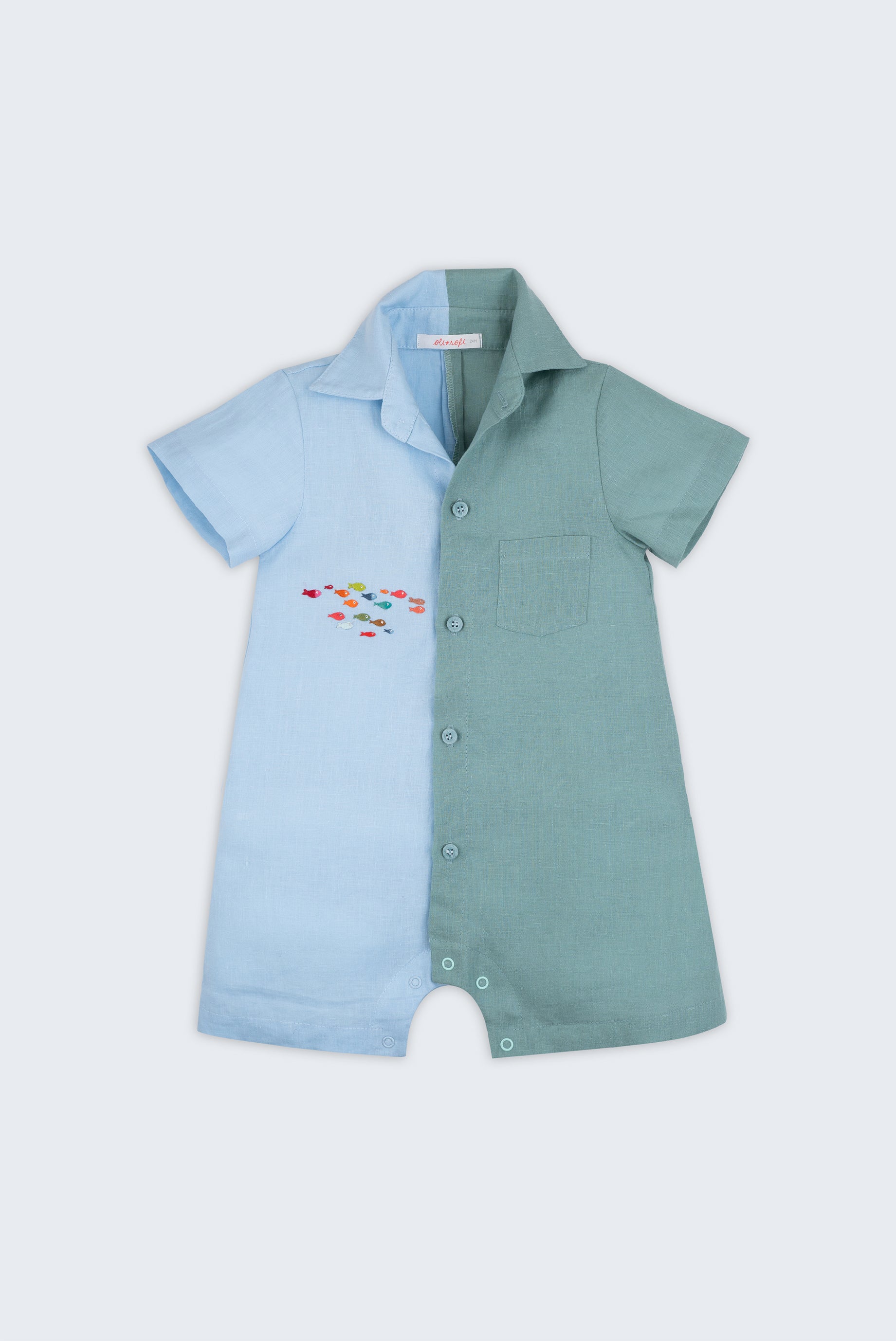 Macaquinho infantil em linho bicolor azul e verde com cardume de peixes bordado à mão, para meninos e meninas; visto de frente.